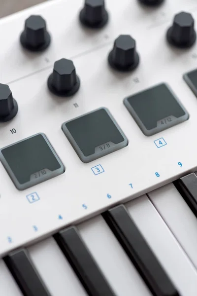 MIDI-keyboard med kuddar och reglar. — Stockfoto