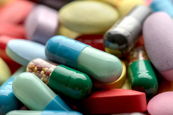 Тема аптеки. Разноцветные изолированные таблетки и капсулы — стоковое фото