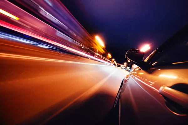 Bil på väg med rörelse oskärpa bakgrund. — Stockfoto