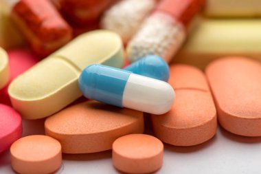 Eczane Tema. Çok renkli izole hap ve kapsül.