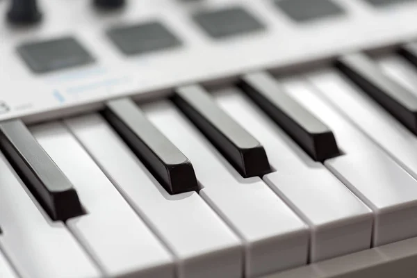 MIDI-keyboard med kuddar och reglar. — Stockfoto