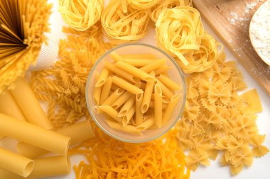 Beyaz bir arka plan üzerinde makarna çeşitleri. Farfalle, fettuc