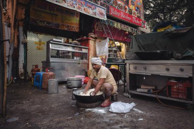 Adam sokak Delhi hamur kneads. Hindistan. 27.11.2017