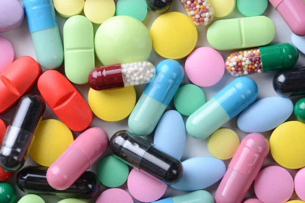 Tema Farmacia. Cápsulas y pastillas aisladas multicolores —  Fotos de Stock