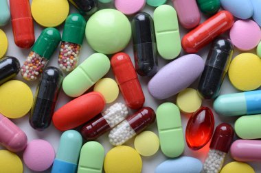 Eczane Tema. Çok renkli izole hap ve kapsül