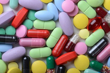 Eczane Tema. Çok renkli izole hap ve kapsül