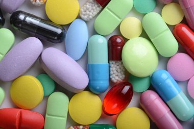 Eczane Tema. Çok renkli izole hap ve kapsül