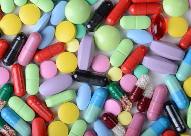 Eczane Tema. Çok renkli izole hap ve kapsül