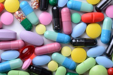 Eczane Tema. Çok renkli izole hap ve kapsül