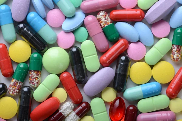 Lékárna téma. Vícebarevné izolované tablety a kapsle — Stock fotografie