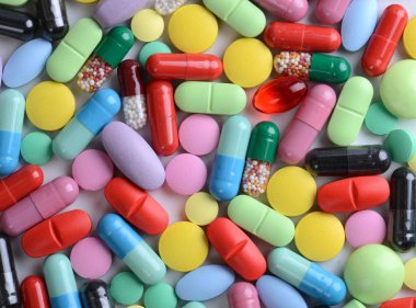 Eczane Tema. Çok renkli izole hap ve kapsül