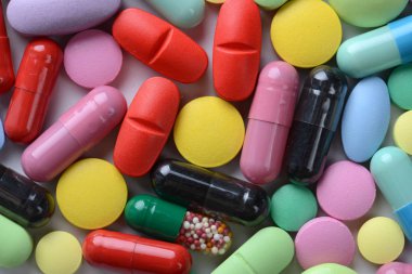 Eczane Tema. Çok renkli izole hap ve kapsül