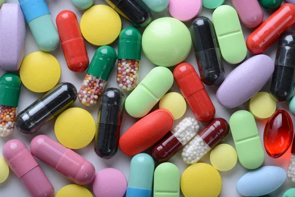 Tema Farmacia. Cápsulas y pastillas aisladas multicolores — Foto de Stock