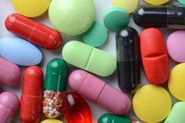 Eczane Tema. Çok renkli izole hap ve kapsül