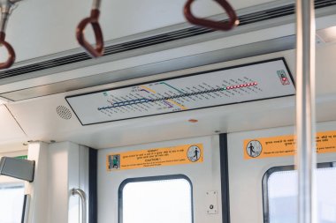 Delhi, Hindistan metro vagonunda. 26.11.2017.