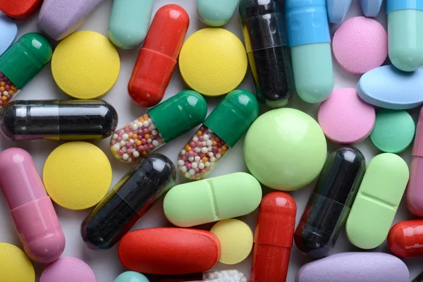 Thème pharmacie. Pilules et capsules isolées multicolores — Photo