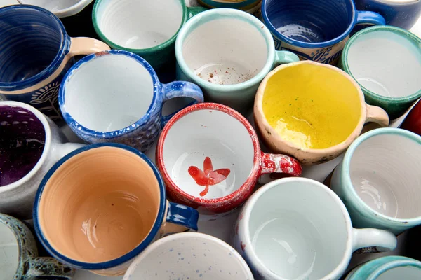 Handgefertigte Keramiktassen in mehrfarbiger Glasur — Stockfoto