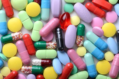 Eczane Tema. Çok renkli izole hap ve kapsül