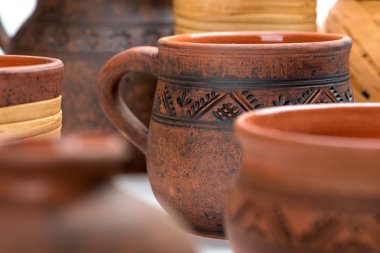 Sağım tekniği içinde seramik sofra. El yapımı.