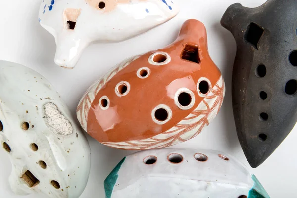 Ocarinas su sfondo bianco. Colore arancione ocarina in smalto . — Foto Stock