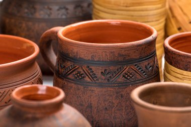 Sağım tekniği içinde seramik sofra. El yapımı.