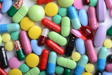 Eczane Tema. Çok renkli izole hap ve kapsül