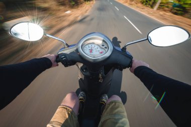 Scooter sürüş bir asfalt yolda binici. Bulanık hareket backgro