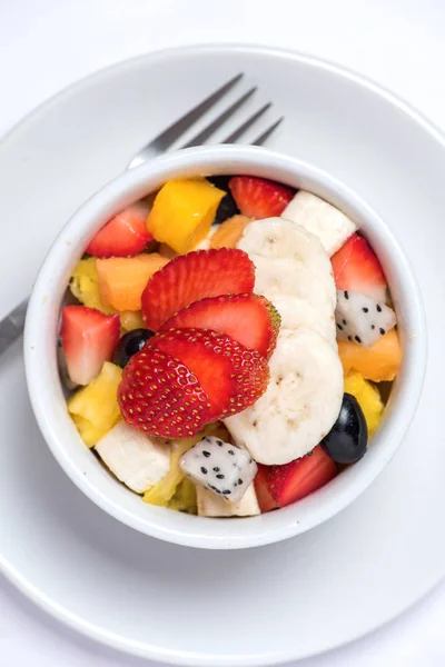 Salade de fruits sur fond blanc — Photo