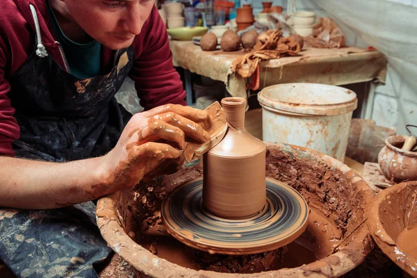 Potter en el trabajo. Lugar del taller. — Foto de Stock