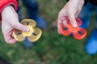 Genç çocuk oyun topluca spinner ile stres giderici oyuncak