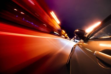 arka plan bulanıklık hareket ile yolda araba.