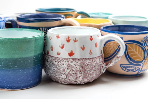 Colorate tazze in ceramica smaltata su sfondo bianco — Foto Stock