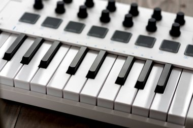 Yastıkları ve Fader ile MIDI klavye.