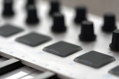 Yastıkları ve Fader ile MIDI klavye.