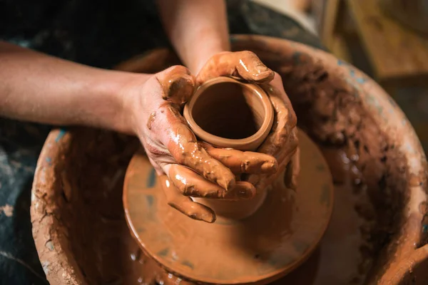 Potter en el trabajo. Lugar del taller. —  Fotos de Stock