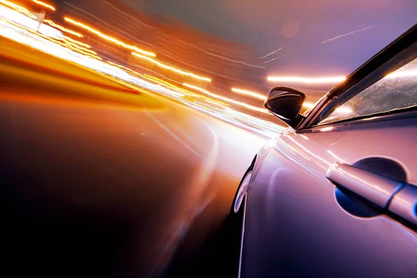 Auto op de weg met motion blur achtergrond. — Stockfoto