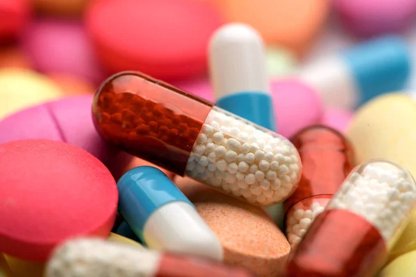 Тема аптеки. Разноцветные изолированные таблетки и капсулы . — стоковое фото