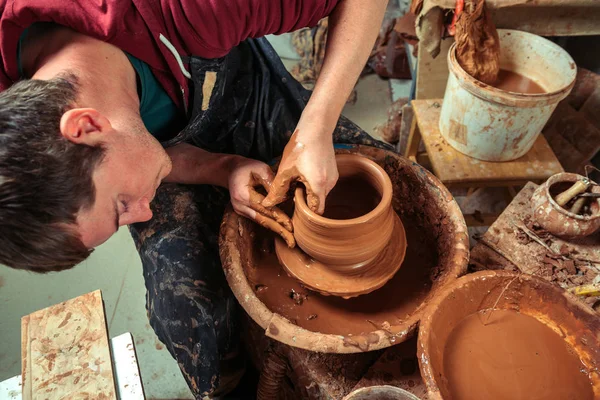 Potter w pracy. Miejsce warsztatów. — Zdjęcie stockowe