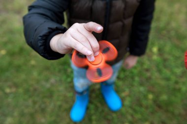 Genç çocuk oyun topluca spinner ile stres giderici oyuncak