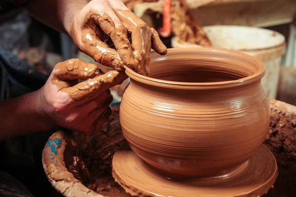 Potter en el trabajo. Lugar del taller. — Foto de Stock