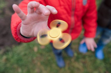 Genç çocuk oyun topluca spinner ile stres giderici oyuncak