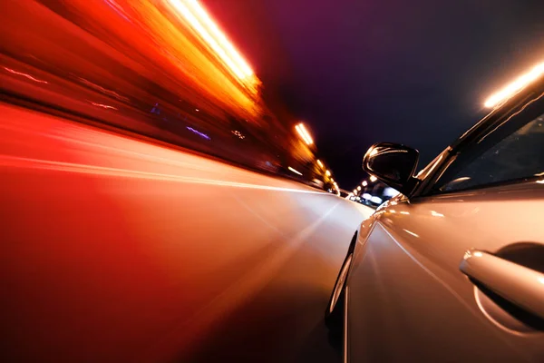 Carro na estrada com fundo borrão movimento . — Fotografia de Stock