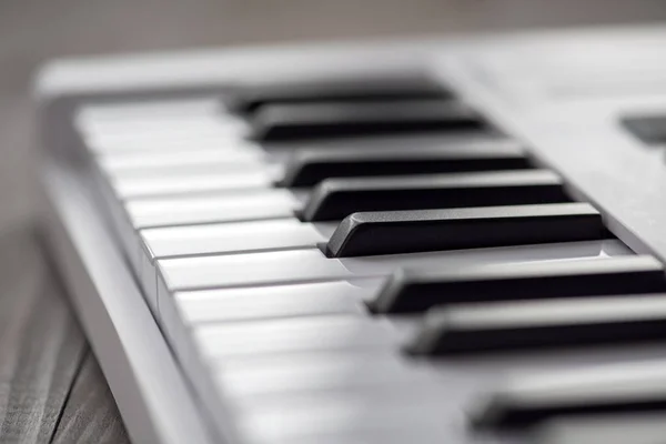 MIDI-keyboard met pads en faders. — Stockfoto