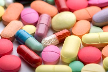 Eczane Tema. Çok renkli izole hap ve kapsül.