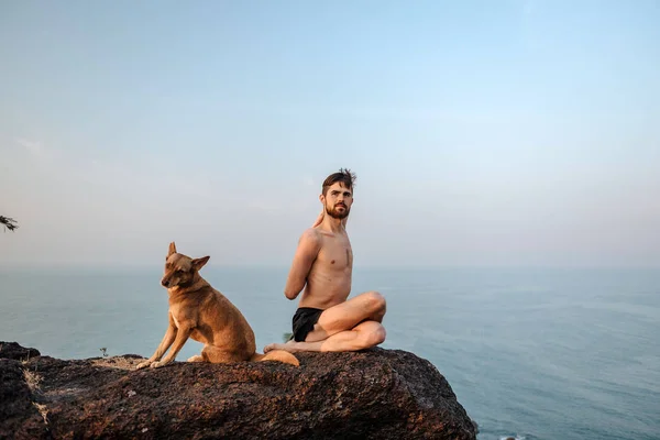 Gezonde Man Beoefenen Van Yoga Onder Het Strand Bij Zonsondergang — Stockfoto