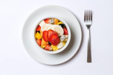 beyaz zemin üzerinde meyve salatası