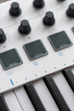 Yastıkları ve Fader ile MIDI klavye.