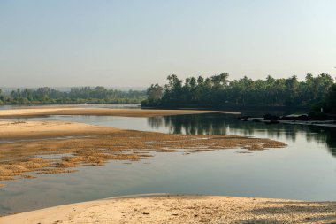 Tropik gündoğumu sarma Nehri üzerinde