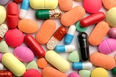 Eczane Tema. Çok renkli izole hap ve kapsül.