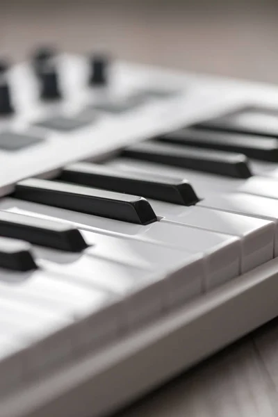 Clavier MIDI avec tampons et faders . — Photo